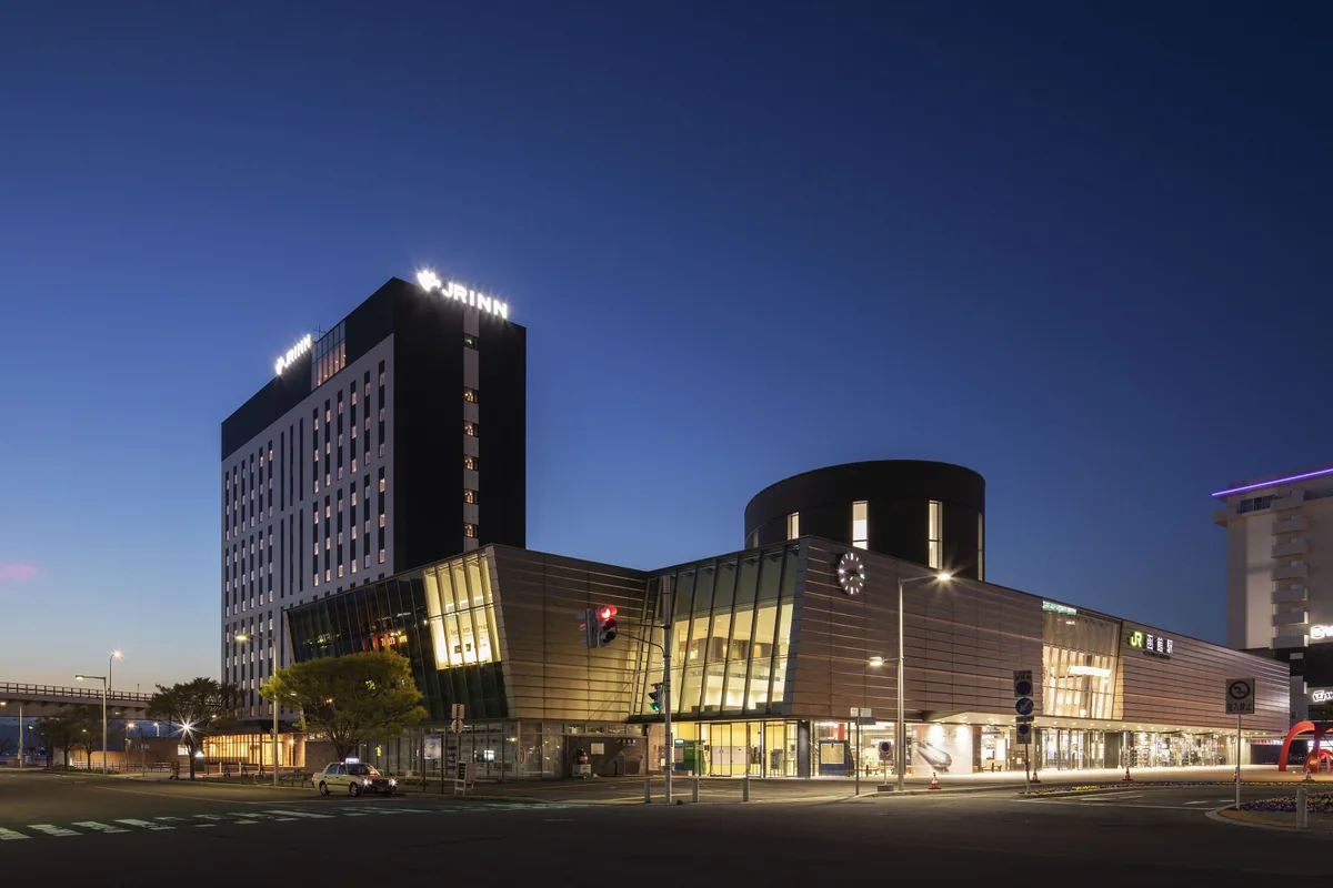 夜色中的 JR Inn 函館與車站周邊建築