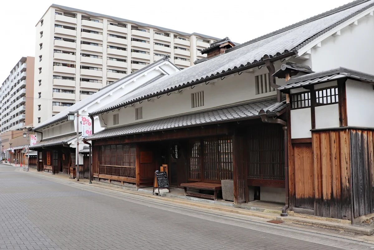 The former Ishibashi residence and neighboring historic buildings along a paved street in Itami
