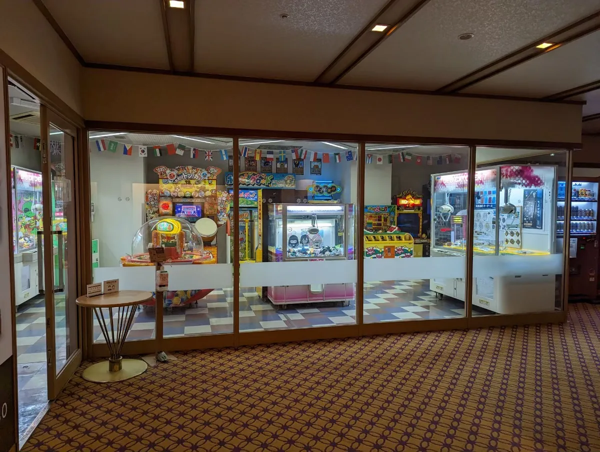 玻璃門後的飯店遊戲區,裡面有大型遊戲機與獎品機台