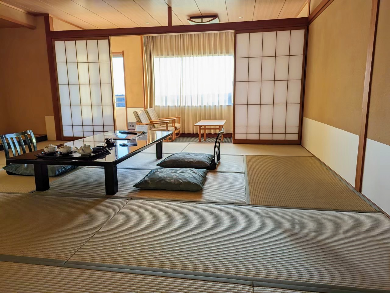 我們當時入住的和室,設有榻榻米、矮桌、坐墊、紙拉門及窗邊座位