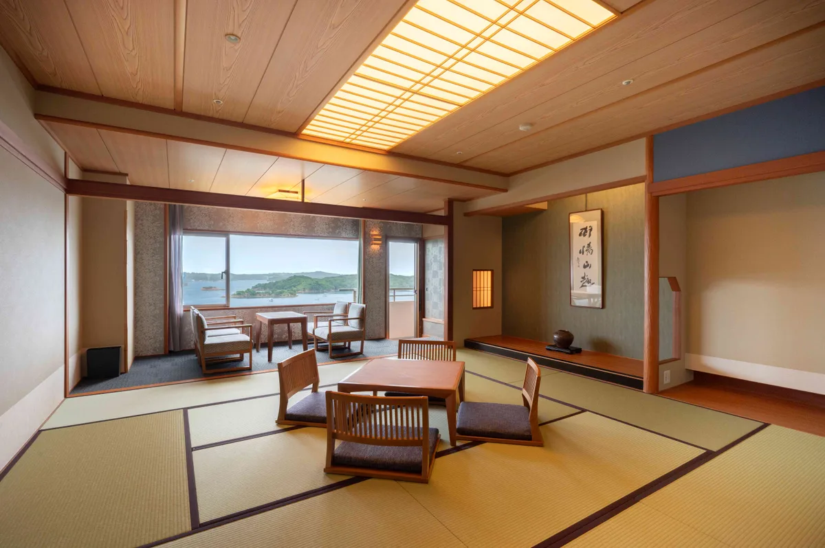 官方 藍景 和室照片,設有榻榻米、矮桌與面向海灣的窗邊座位
